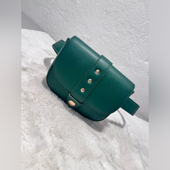 FOREVER 21 Belt bag - Green with gold tones hardware - Picture 3 of 7